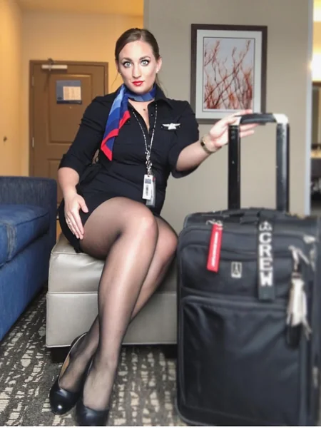 Un'attraente assistente di volo sola