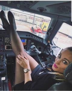 Solo attraente assistente di volo - foto #25
