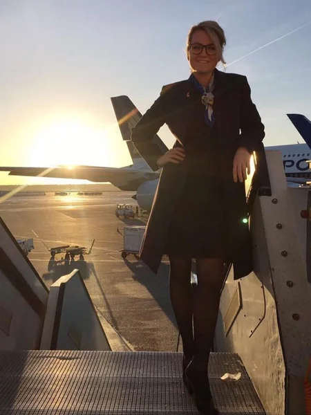 Atractiva azafata solitaria foto 7