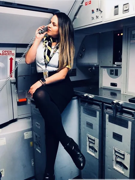 Atractiva azafata solitaria foto 8