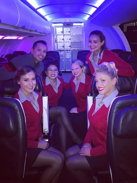 Atractiva azafata solitaria foto 9