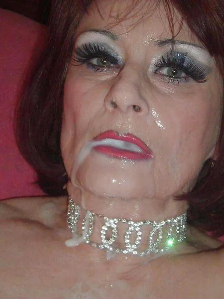 Caras de ancianas cubiertas de semen foto 24