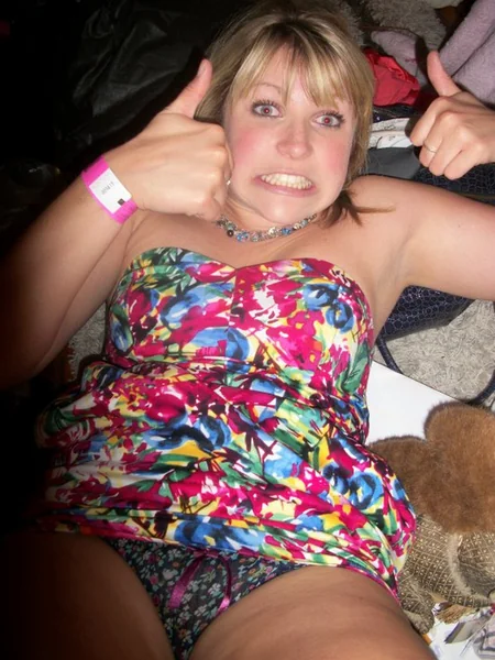 Пьяные британки случайно показывают трусики фото 11