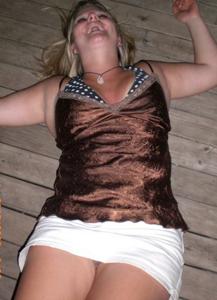 Donne britanniche ubriache mostrano accidentalmente le mutandine - foto #13