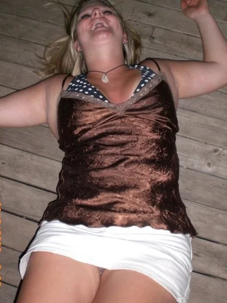 Пьяные британки случайно показывают трусики фото 13