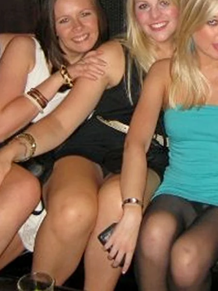 Пьяные британки случайно показывают трусики фото 14