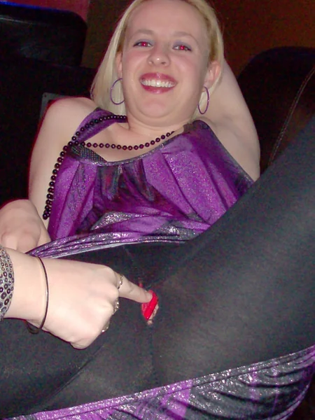 Пьяные британки случайно показывают трусики фото 16