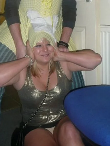 Пьяные британки случайно показывают трусики фото 17