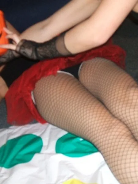 Пьяные британки случайно показывают трусики фото 2