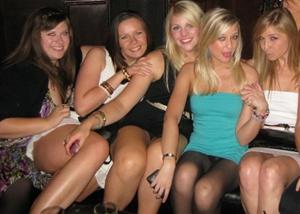 Donne britanniche ubriache mostrano accidentalmente le mutandine - foto #21