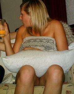 Donne britanniche ubriache mostrano accidentalmente le mutandine - foto #26
