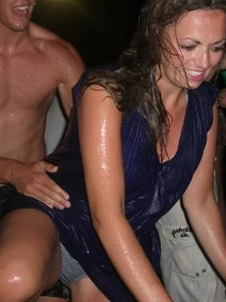 Пьяные британки случайно показывают трусики фото 3