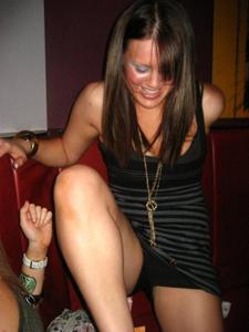 Donne britanniche ubriache mostrano accidentalmente le mutandine - foto #32