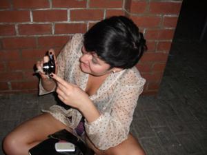 Donne britanniche ubriache mostrano accidentalmente le mutandine - foto #4