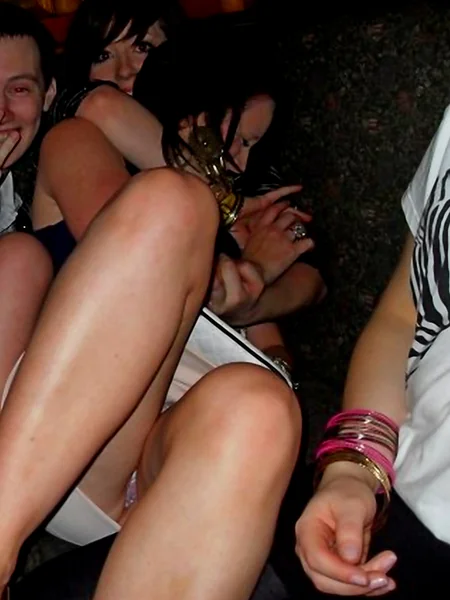 Пьяные британки случайно показывают трусики фото 5