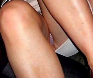 Donne britanniche ubriache mostrano accidentalmente le mutandine - foto #8