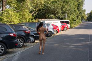 Magrissima Katherina ama camminare nel bosco nuda - foto #135