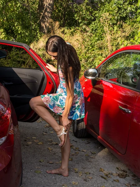La delgada Katherina adora caminar desnuda por el bosque foto 299