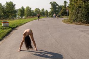 Magrissima Katherina ama camminare nel bosco nuda - foto #360