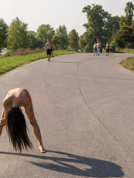 La delgada Katherina adora caminar desnuda por el bosque foto 360
