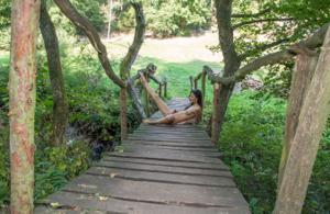 Magrissima Katherina ama camminare nel bosco nuda - foto #78