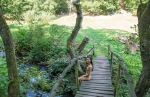 Magrissima Katherina ama camminare nel bosco nuda - foto #9