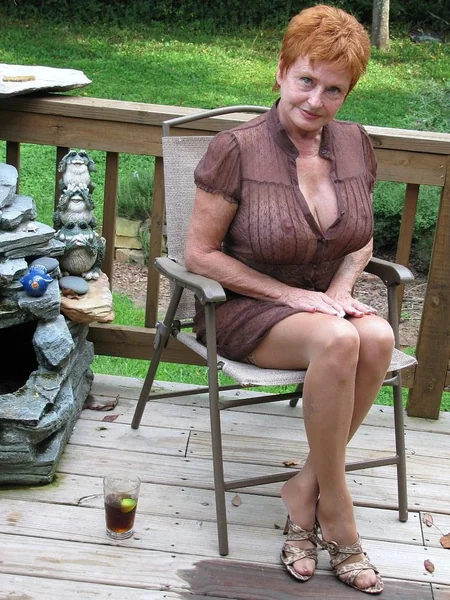 Худые MILF демонстрируют себя на публике фото 26