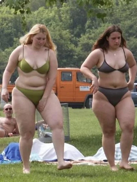 Худые MILF демонстрируют себя на публике фото 29