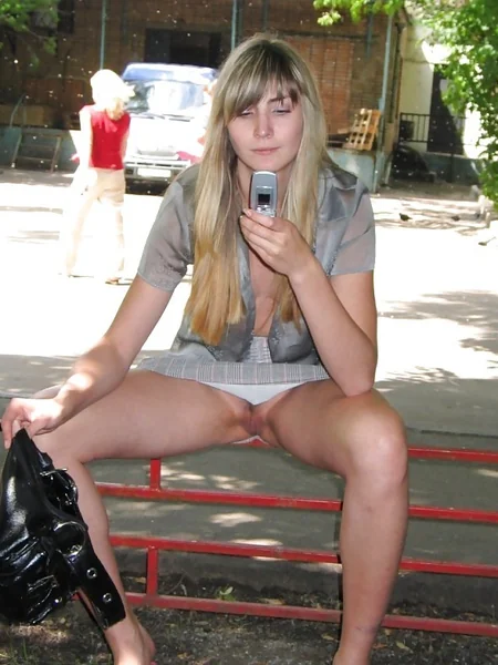 Худые MILF демонстрируют себя на публике фото 57