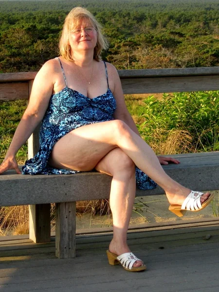Худые MILF демонстрируют себя на публике фото 65