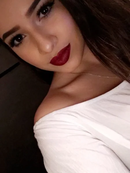 A beautiful brunette showed off her pussy photo 7