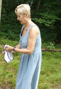 La vecchia casalinga scopre i genitali nella foresta - foto #114