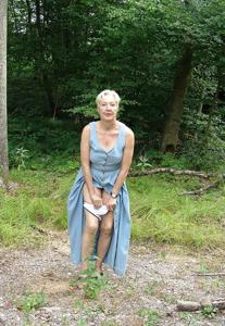 La vecchia casalinga scopre i genitali nella foresta - foto #117