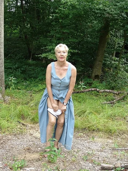 Ama de casa mayor muestra sus genitales en el bosque foto 117