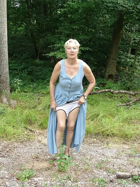 Ama de casa mayor muestra sus genitales en el bosque foto 118