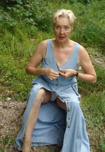 La vecchia casalinga scopre i genitali nella foresta - foto #119