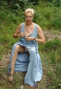 La vecchia casalinga scopre i genitali nella foresta - foto #120