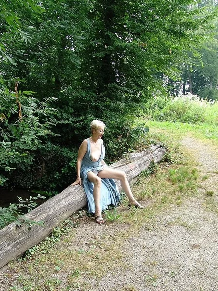 Ama de casa mayor muestra sus genitales en el bosque foto 21