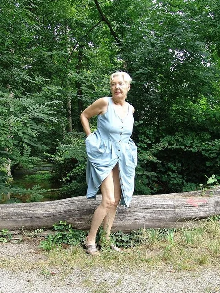 Ama de casa mayor muestra sus genitales en el bosque foto 22