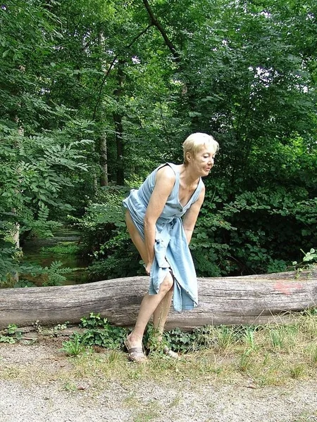 Ama de casa mayor muestra sus genitales en el bosque foto 23