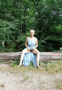 La vecchia casalinga scopre i genitali nella foresta - foto #27