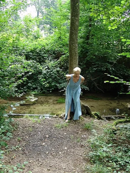Ama de casa mayor muestra sus genitales en el bosque foto 32