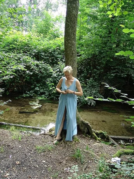 Ama de casa mayor muestra sus genitales en el bosque foto 33