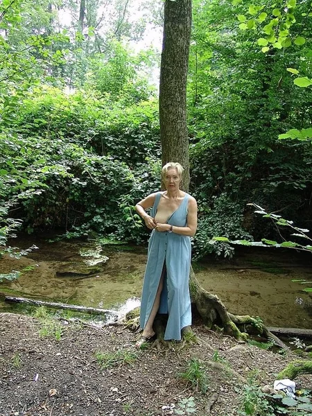 Ama de casa mayor muestra sus genitales en el bosque foto 34