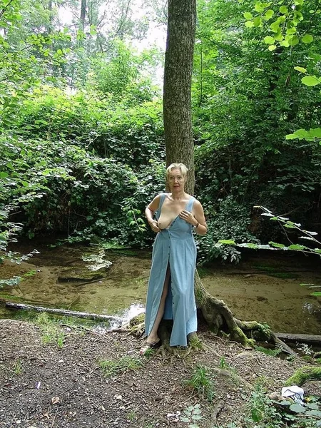 Ama de casa mayor muestra sus genitales en el bosque foto 35