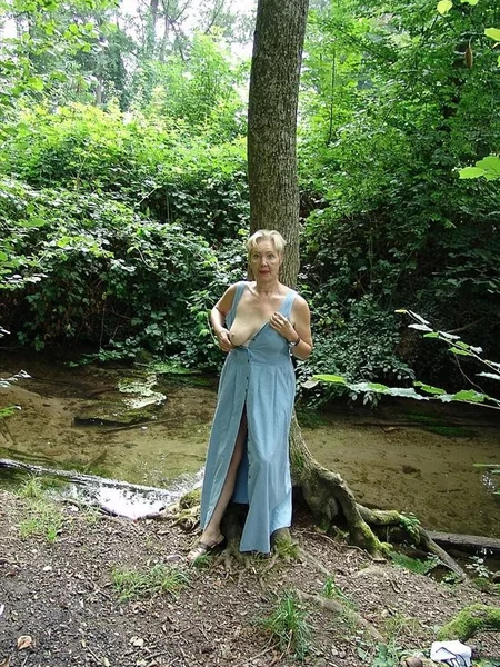Ama de casa mayor muestra sus genitales en el bosque foto 36