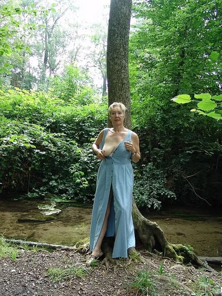 Ama de casa mayor muestra sus genitales en el bosque foto 37