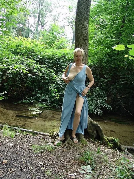 Ama de casa mayor muestra sus genitales en el bosque foto 38