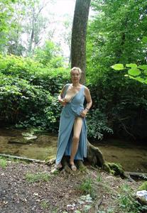 La vecchia casalinga scopre i genitali nella foresta - foto #39