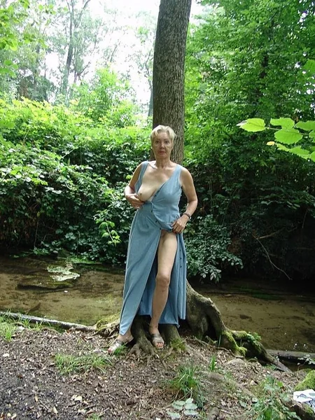 Ama de casa mayor muestra sus genitales en el bosque foto 39
